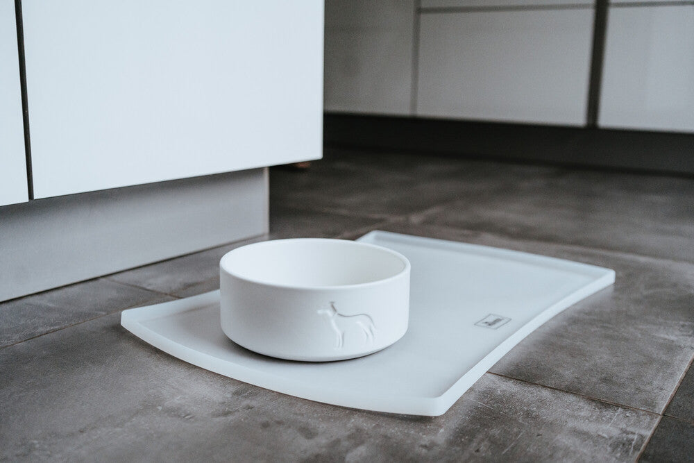 OSBY Ceramic Bowl - Hunter-petstore -feeding or drinking bowl made of ceramic -subtle HUNTER dog embossing -high weight ensures a secure stand -slip-resistant silicone rim on the bottom -long-lasting and scratch resistant -easy to clean and dishwasher-safe -food safe