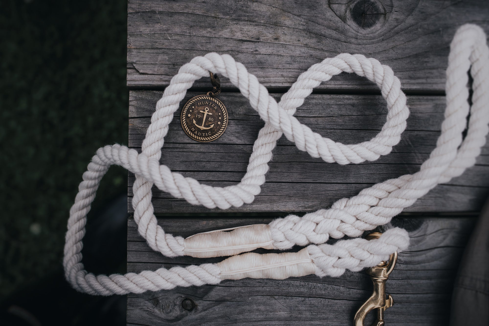 LIST Leash - Hunter-petstore -nautical rope look -robust braiding -brass fittings -detachable brass badge -with hand loop -Ahoy there!