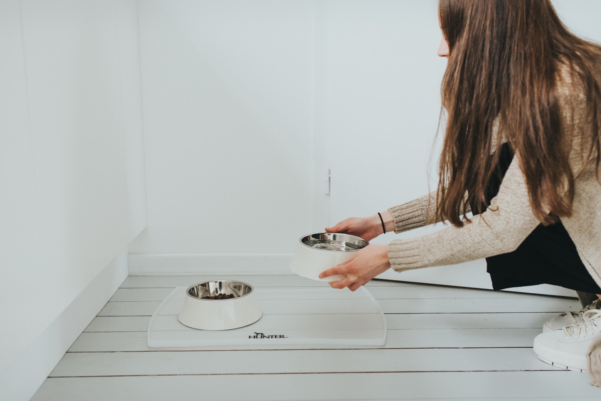 ATLANTA Bowl - Hunter-petstore -Feeding or drinking bowl with melamine -With removable stainless steel bowl -Purist, timeless design -Slip-resistant rubber rim on the bottom -Long-lasting, shock and scratch resistant -Easy to clean and dishwasher safe -Food safe
