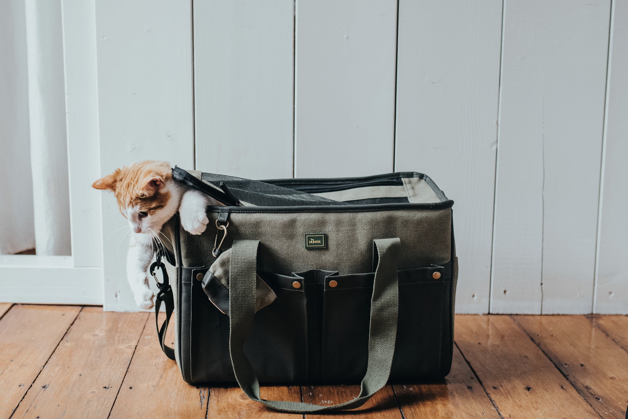 Carrier bag MADISON - Hunter-petstore -with removable, washable imitation lambskin inlay -with practical exterior pockets and dog waste bag carrier -can be carried in the hand or using the shoulder strap -max. load of 15 lbs