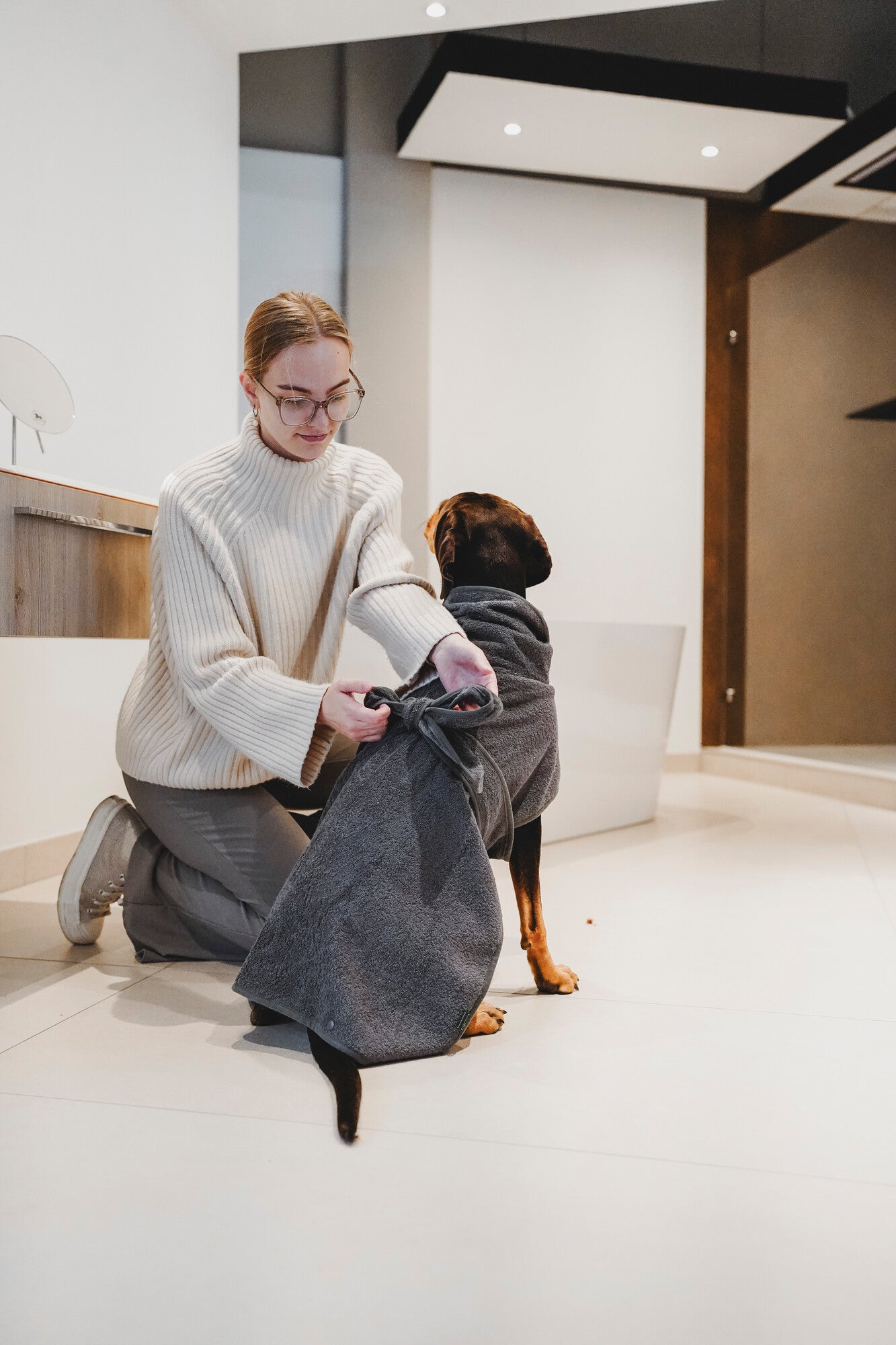 RIGA Bathrobe - Hunter-petstore -dog bathrobe made of particularly absorbent cotton -supports quick drying and protects against cooling down -protects car and furniture from dirt -easy to put on and take off -optional fastening possible by press stud underneath the tail -washable at 140 °F
