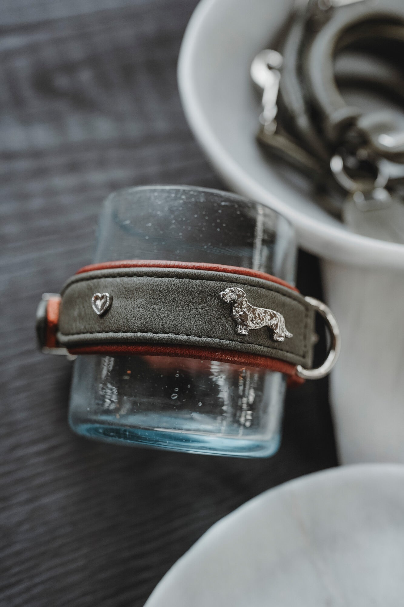 MÜNCHEN Dachshund Collar - Hunter-petstore -Classic collar for dogs with eye-catching trimmings in traditional look -With premium leather from ecological and socially responsible production -Noble and luxurious - for the highest demands -Particularly soft and supple feel -Gentle processing for high wearing comfort -Made in Germany