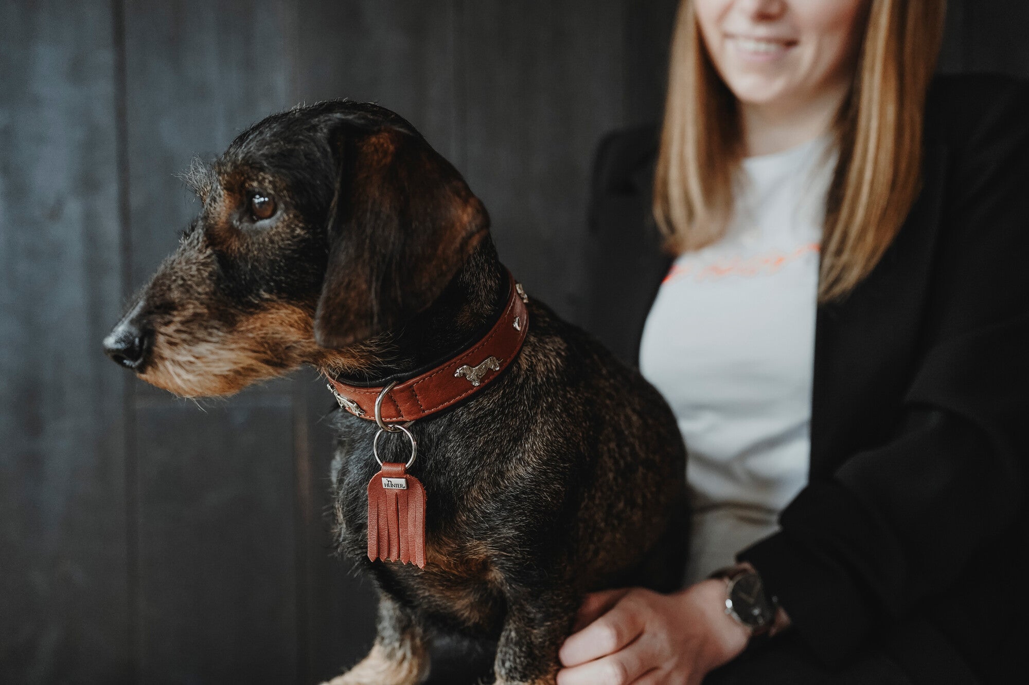 MÜNCHEN Dachshund Collar - Hunter-petstore -Classic collar for dogs with eye-catching trimmings in traditional look -With premium leather from ecological and socially responsible production -Noble and luxurious - for the highest demands -Particularly soft and supple feel -Gentle processing for high wearing comfort -Made in Germany