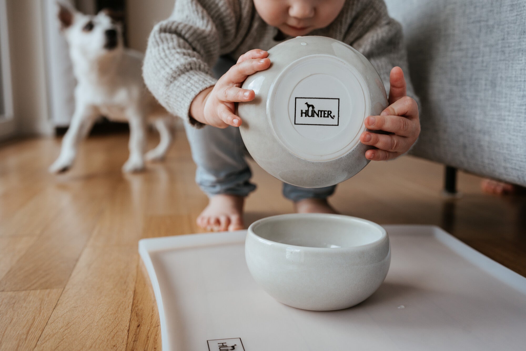 LISBOA Bowl - Hunter-petstore -Food or drinking bowl made of sturdy ceramic -Iridescent play of colors makes each bowl unique -High own weight ensures a safe stand -Anti-slip silicone rim on the base -Durable and scratch resistant -Easy to clean and dishwasher safe -Food-safe