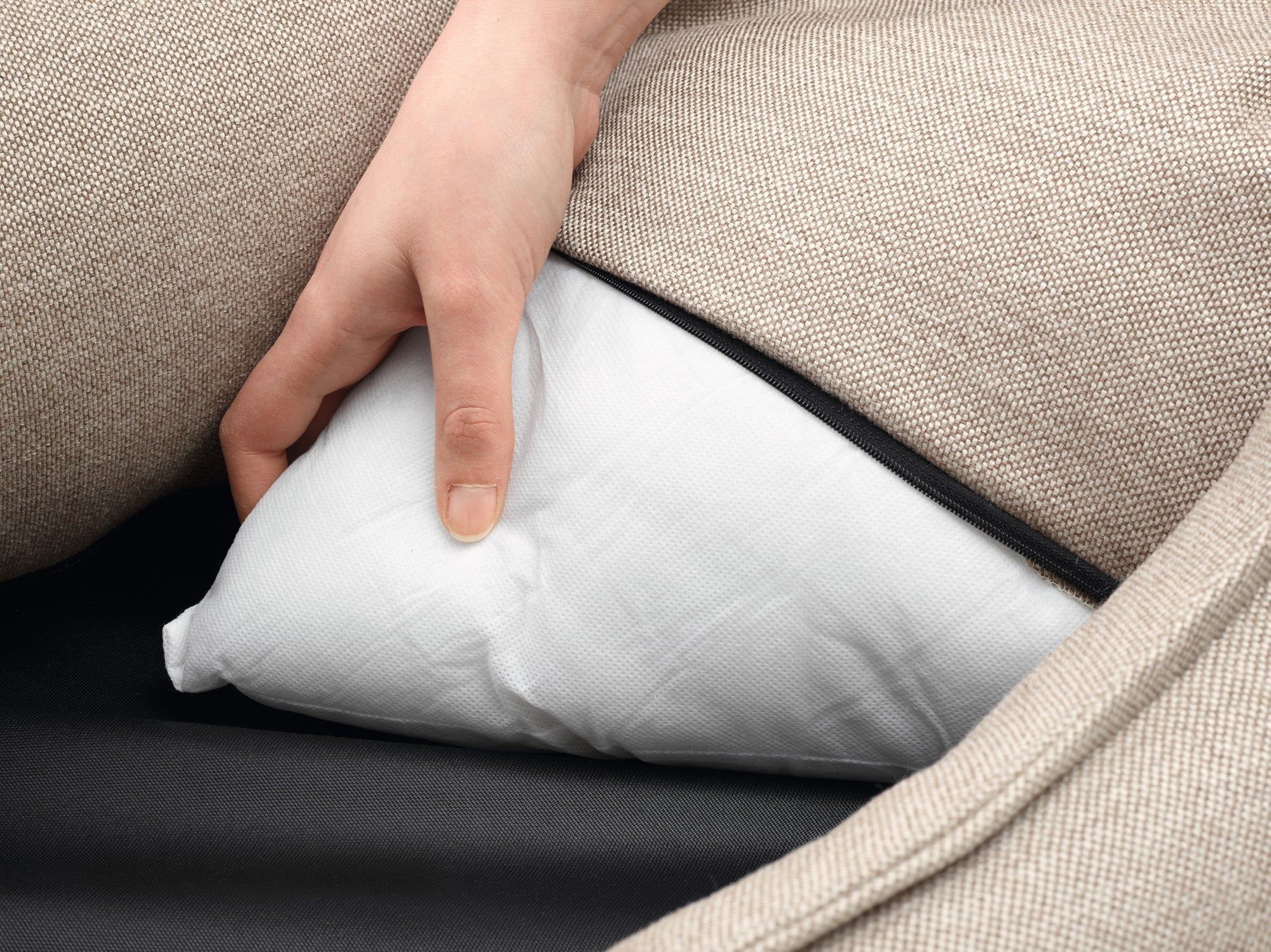 LIVINGSTON Sofa - Hunter-petstore -Cozy dog sofa with robust structured fabric -Elegant-classic design, with fine HUNTER embroidery -A high rim can support the dog's sense of security -Bulky filling and pleasantly soft feel -Per zipper removable cover -Cover washable at 140 °F