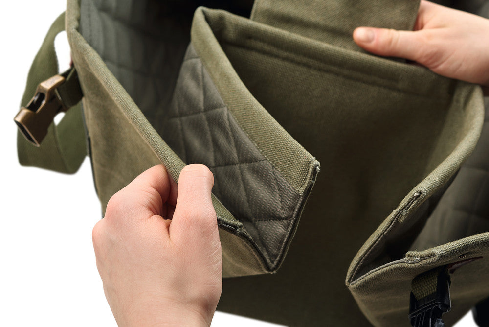 MADISON Dog carrier & blanket - Hunter-petstore -can be folded out and used as a travel blanket -with practical exterior pockets and dog waste bag carrier -can be carried in the hand or using the shoulder strap -max. load of 15 lbs Size of the bag - length 15.7" x width 9.8" x height 9.8" Size of the blanket - length 36" x width 25.5"