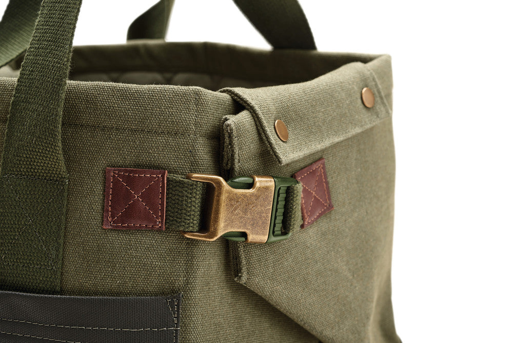 MADISON Dog carrier & blanket - Hunter-petstore -can be folded out and used as a travel blanket -with practical exterior pockets and dog waste bag carrier -can be carried in the hand or using the shoulder strap -max. load of 15 lbs Size of the bag - length 15.7" x width 9.8" x height 9.8" Size of the blanket - length 36" x width 25.5"