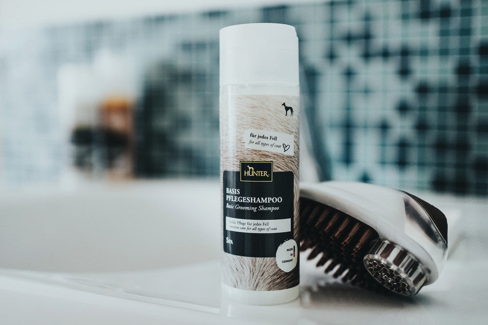 Grooming currycomb SPA with integrated shampoo-function - Hunter-petstore -Curry comb with integrated shampoo function -Suitable for medium-length and long fur -Special threefold massage pins -Brush can be filled with shampoo -Ergonomic design for optimum handling