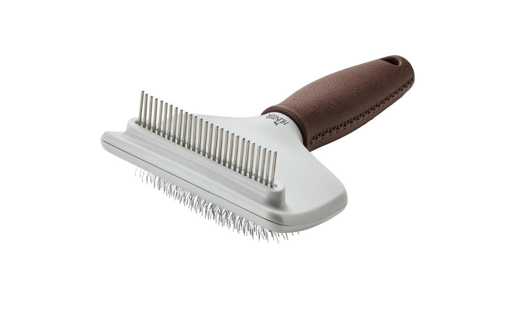 Combibrush Pluck & Comb SPA - Hunter-petstore -multi-purpose brush suitable for all lengths of coat (short, medium, long) -metal comb with rotating teeth on one side and brush with the extra-soft stainless steels pins on the other -rotating teeth: loosen tough tangles gently and easy -extra-soft stainless steels pins: remove dead topcoat and undercoat fur -ergonomically shaped handle in high-quality leather look