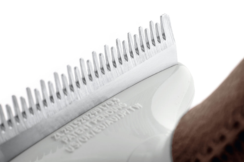 De-Felting Currycomb SPA - Hunter-petstore -suitable for dogs with medium-length and long hair and horses -innovative high-quality steel blade, Special Blade -removes loose hair and dander from the top coat and undercoat -ergonomic handle