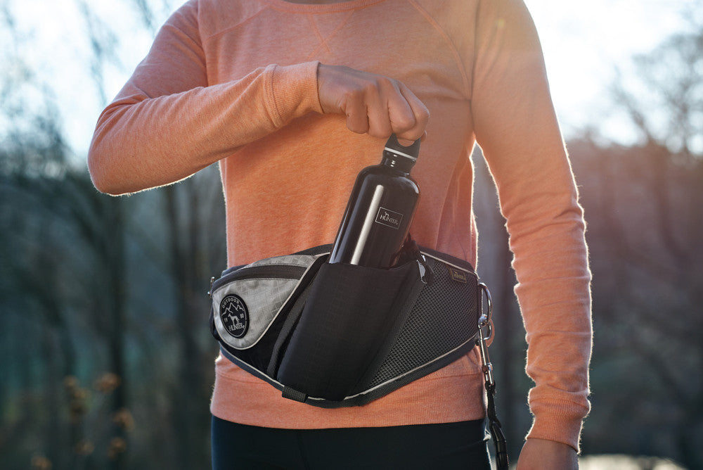 JASPER Jogging belt - Hunter-petstore -ergonomic bag for sporting activities with the dog -individually adjustable to your own waist circumference (up to 3'11¼­˝ ) -with elastic, infinitely adjustable lead (up to 3'10 1⁄16˝, without pull) -with safety buckle and wrist loop with soft neoprene padding -with slide-in and zipped pockets for keys, water bottle and co. -reflective elements for optimum visibility -easy to clean: simply wash off