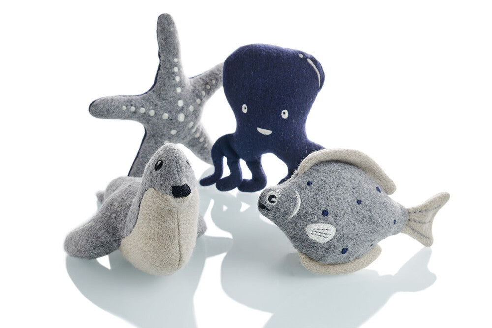 SKAGEN Seal - Hunter-petstore -Cute dog toy in a maritime look, without squeaker -For small and medium-sized dogs -For playing, cuddling and loving -Made of up-cycled outer material and recycled filling -Attractive yet tough wool/polyester mix -Machine washable at 140 °F -9.8"